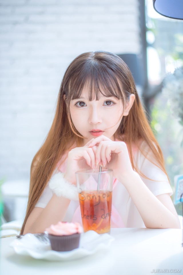 “走！”庞统眉头一挑，向魏延招了招手，带着人马冲向刺史府。